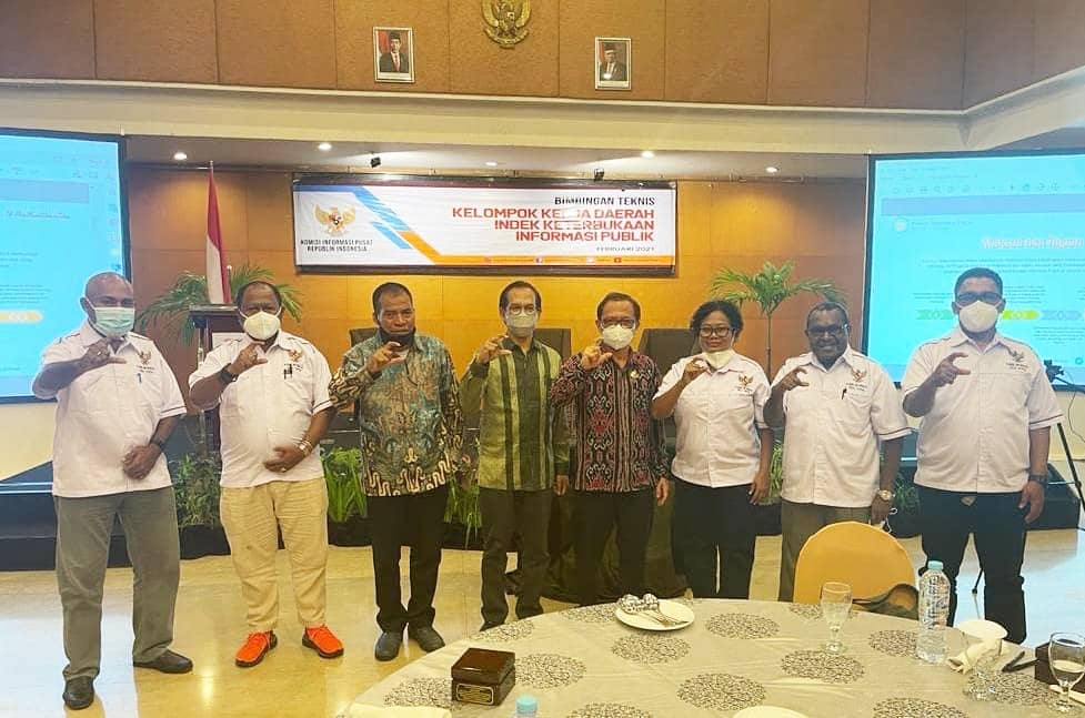 Komisi Informasi Papua berfoto bersama Komisi Informasi Pusat pada Bimtek Pokja Daerah IKIP di Makassar