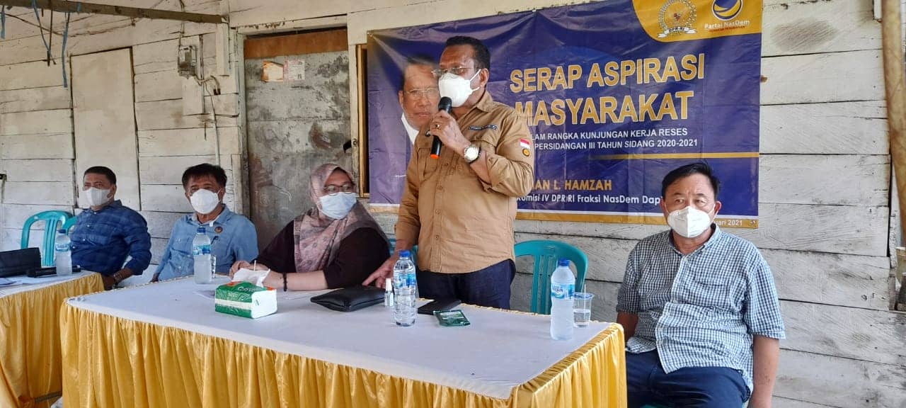 Anggota Komisi IV DPR RI, H. Sulaeman L. Hamzah bersama petani di Spadem Merauke