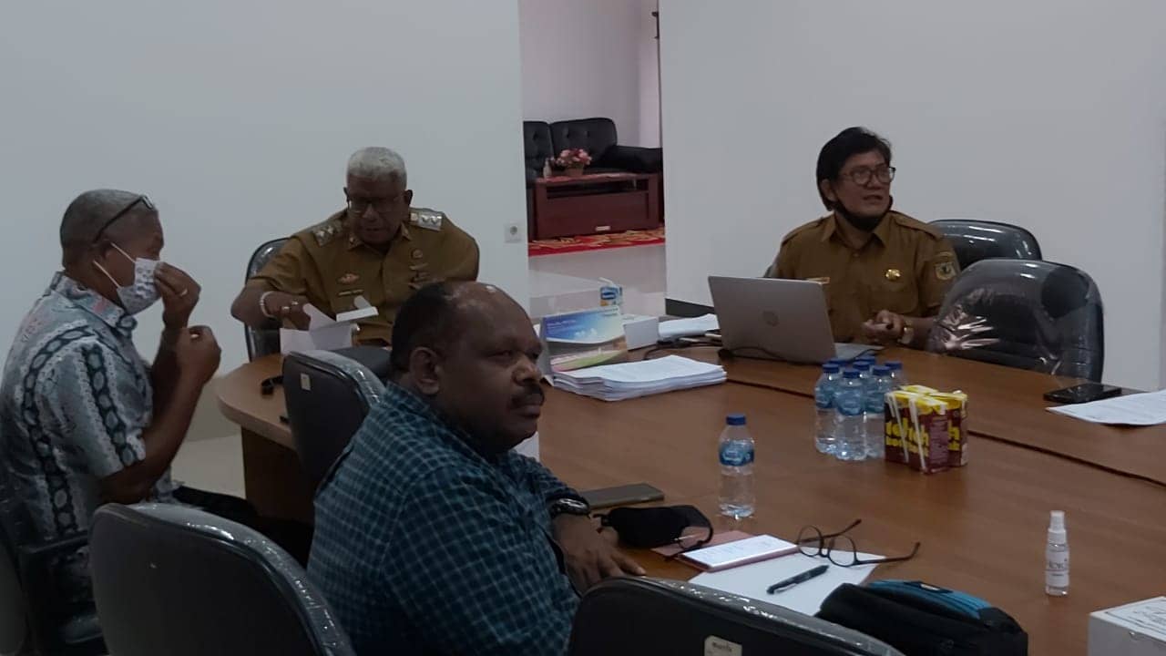 Ketua Umum Panpel Pesparawi XIII, Johannes Rettob saat memimpin pertemuan persiapan di Runjab Wabup SP 2.