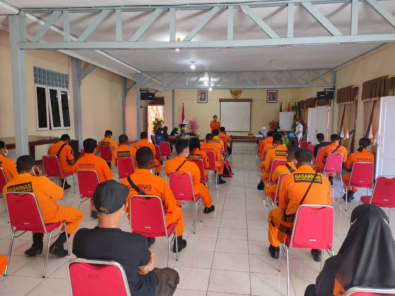 Pegawai kantor SAR Timika saat divaksin