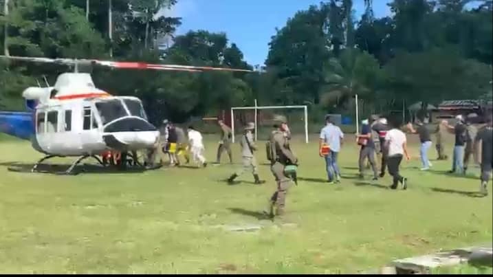 Prosws evakuasi korban penembakan.