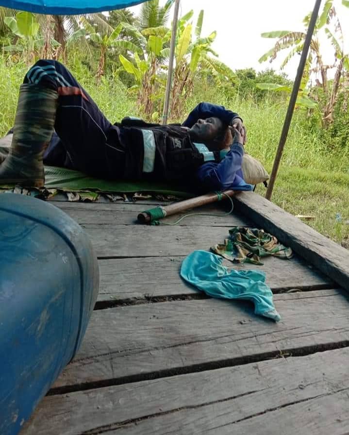 Pak guru tidur dijembatan Pelabugan nggolar