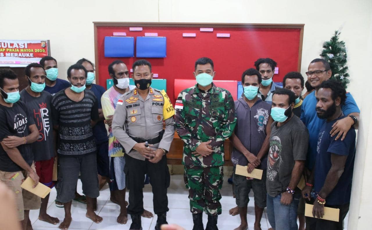 Kapolres, Dandim dan Kasat Reskrim bersama Tahanan