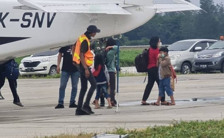 Guru dan tenaga medis dari beoga tiba dibandara Timika