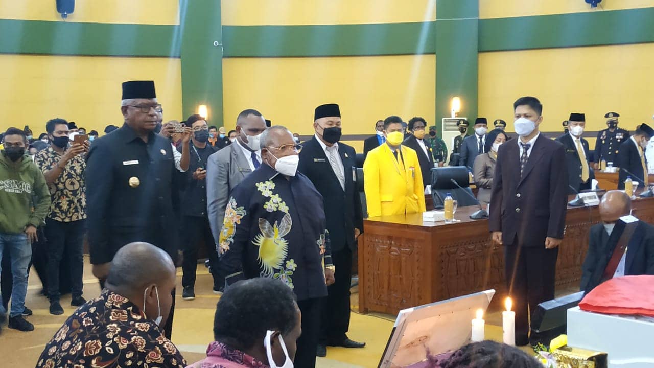Bupati Mimika Eltinus Omaleng.didampingi Wakil Bupati John Rettob dan pimpinan DPRD memberi penghormatan terakhir kepada alm.Robby Omaleng
