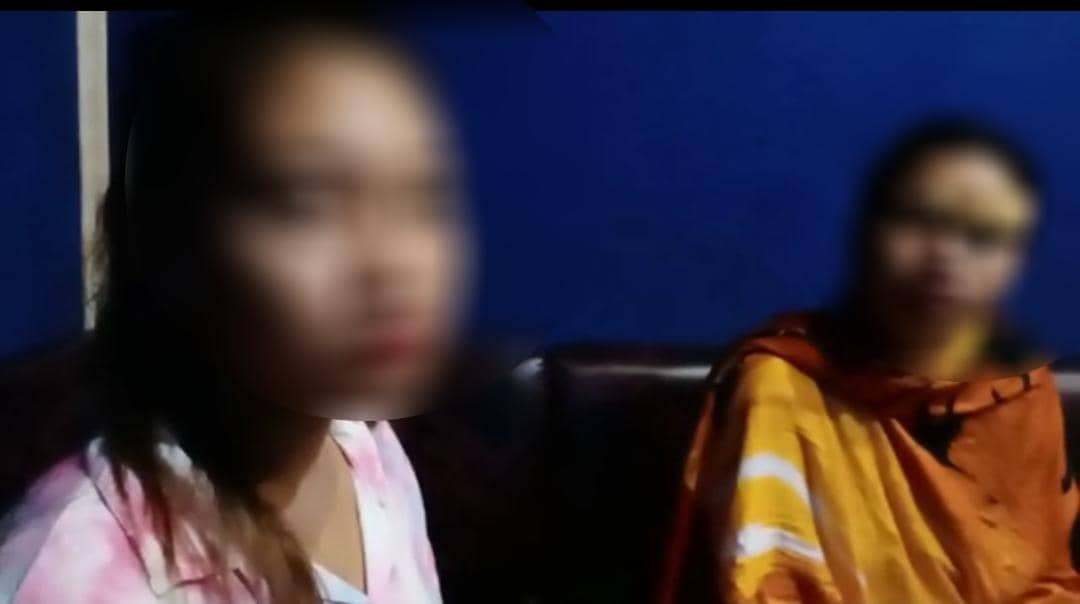 2 orang pramuria saat memberikan keterangan