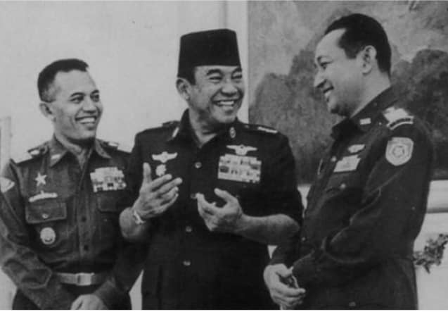 Foto : Dok.Setneg TRIKORA- Presiden Soekarno diapit Menteri Keamanan Nasional Jenderal, A.H. Nasution (kiri) dan Komando Mandala Pembebasan Irian Barat, Brigjen Soeharto.