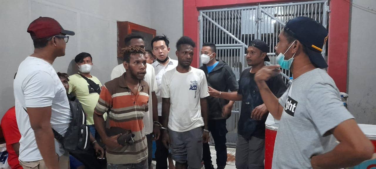 Para napi sedang dievakuasi ke sel lain