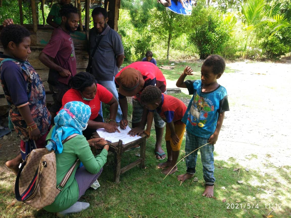 Petugas sedang melakukan pemutakhiran data di Distrik Wania