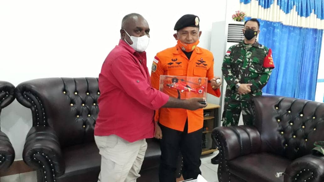 Penyerahan Miniatur Helikopter Basarnas