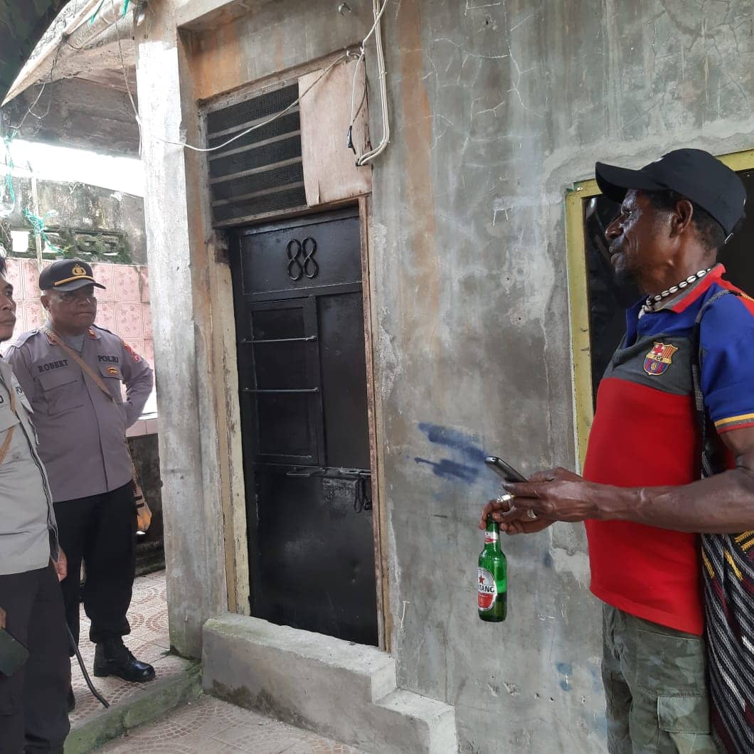 Polisi mendapati warga yang sedang membeli minuman keras di salah satu toko dingin.