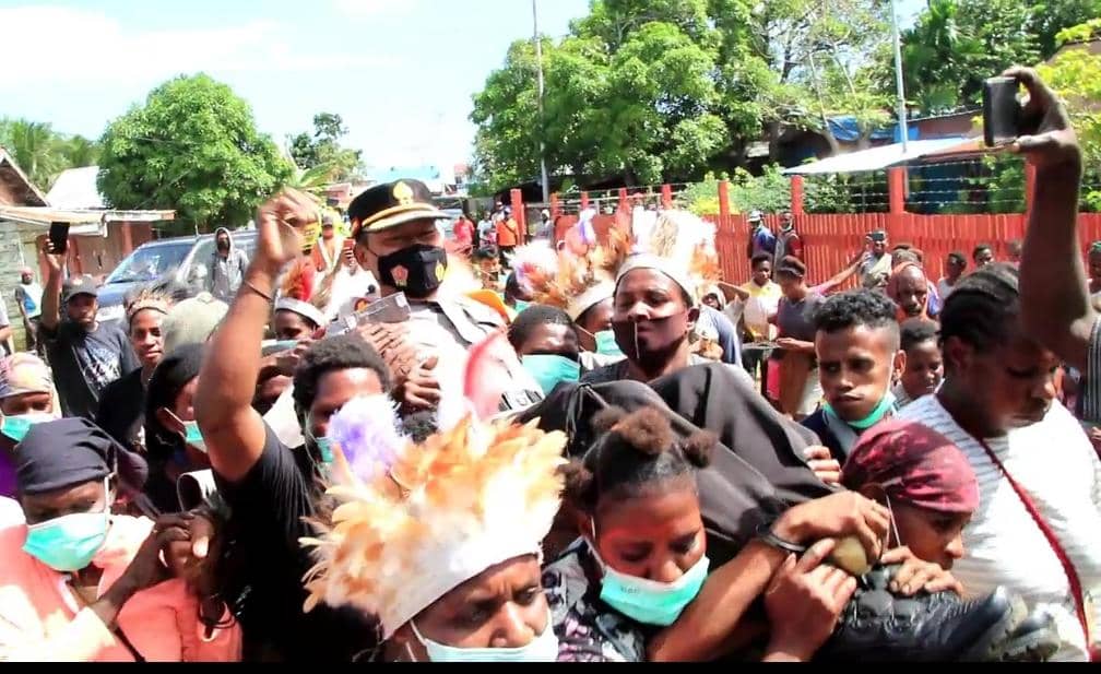 Antusias para ibu hingga menggotong Kapolres Merauke