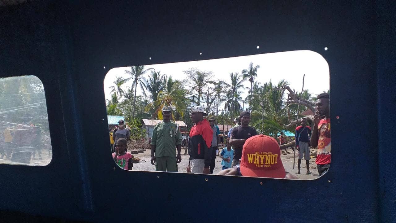Warga pesisir Mimika sangat bergantung pada moda transportasi sungai untuk mencari nafkah atau bepergian ke Timika. Tampak foto warga Timika Pantai dari dalam kapal motor.