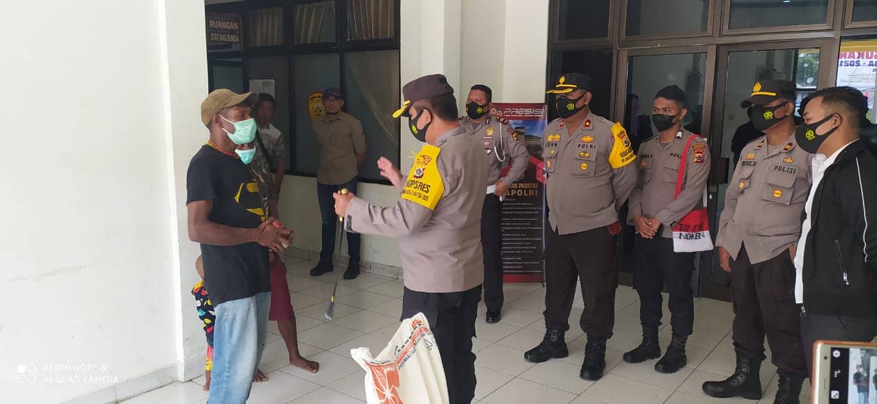 Kapolres Puncak Jaya AKBP Drs. Mikael Suradal, MM.saat menyerahkan tali asih