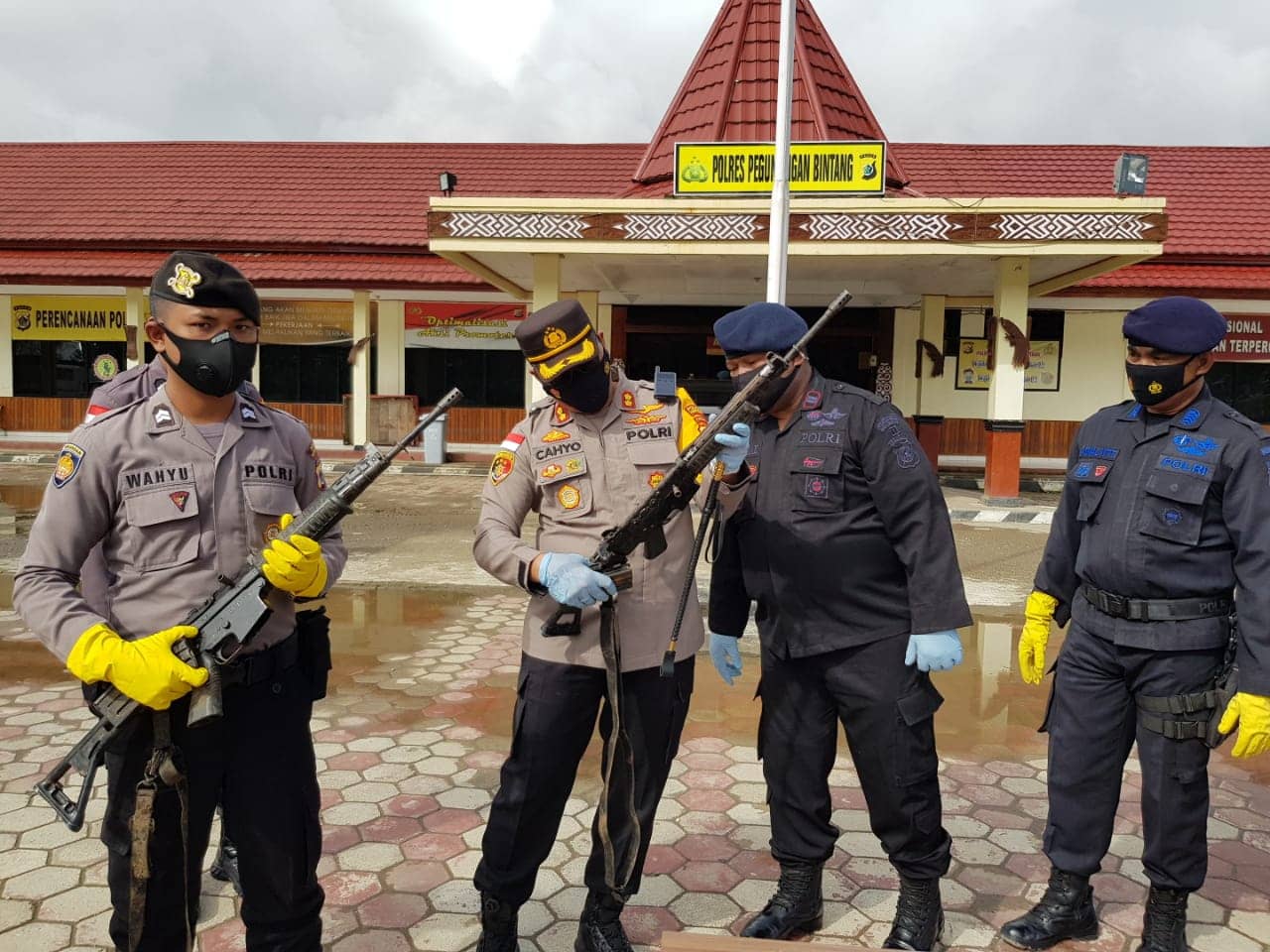 Dua pucuk senjara api yang dirampas KKB.