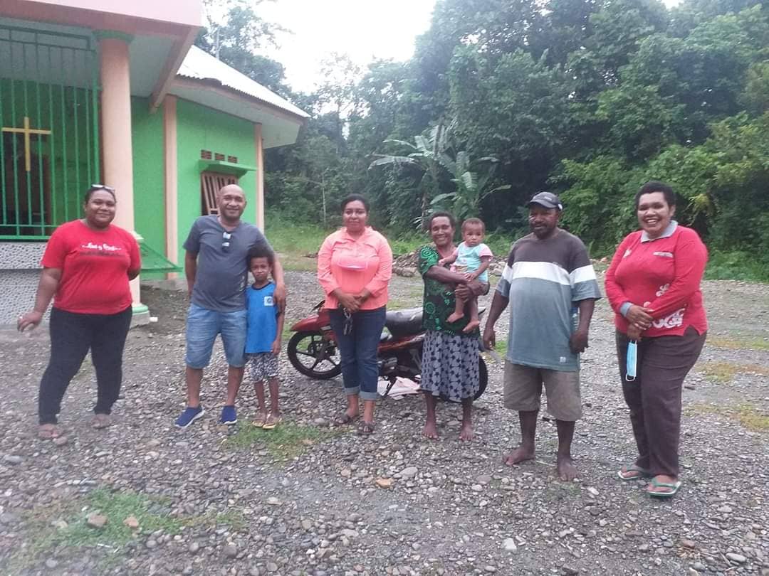 Ketua TP PKK Distrik Wania, Ny Dewi Wakum (tengah).