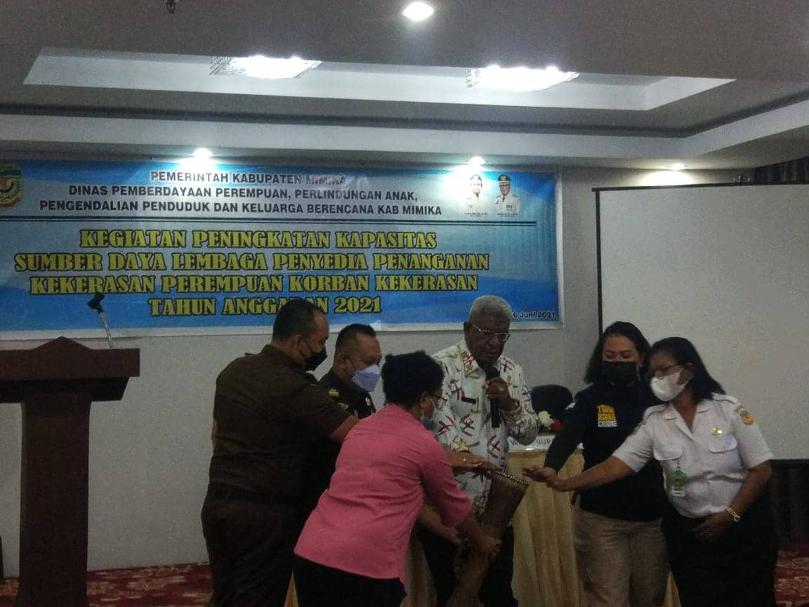 Pembukaan sosialisasi kekerasan ibu dan anak di Hotel Grand Tembaga.