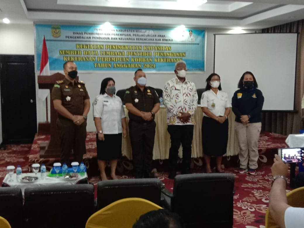 Wakil Bupati Mimika, Johannes Rettob saat membuka kegiatan yang digelar DP3AP2KB di Hotel Grand Tembaga, Rabu (16/5).