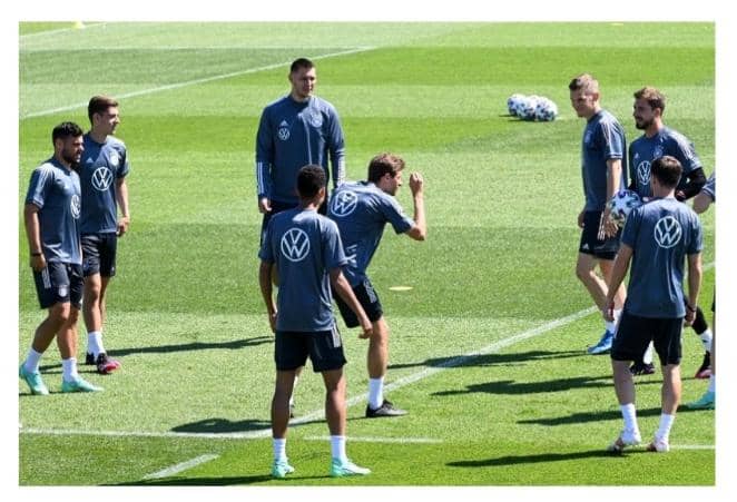 Striker Timnas Jerman Thomas Mueller bersama rekan-rekannya dalam sesi latihan di kamp pelatihan tim di Herzogenaurach pada 17 Juni 2021