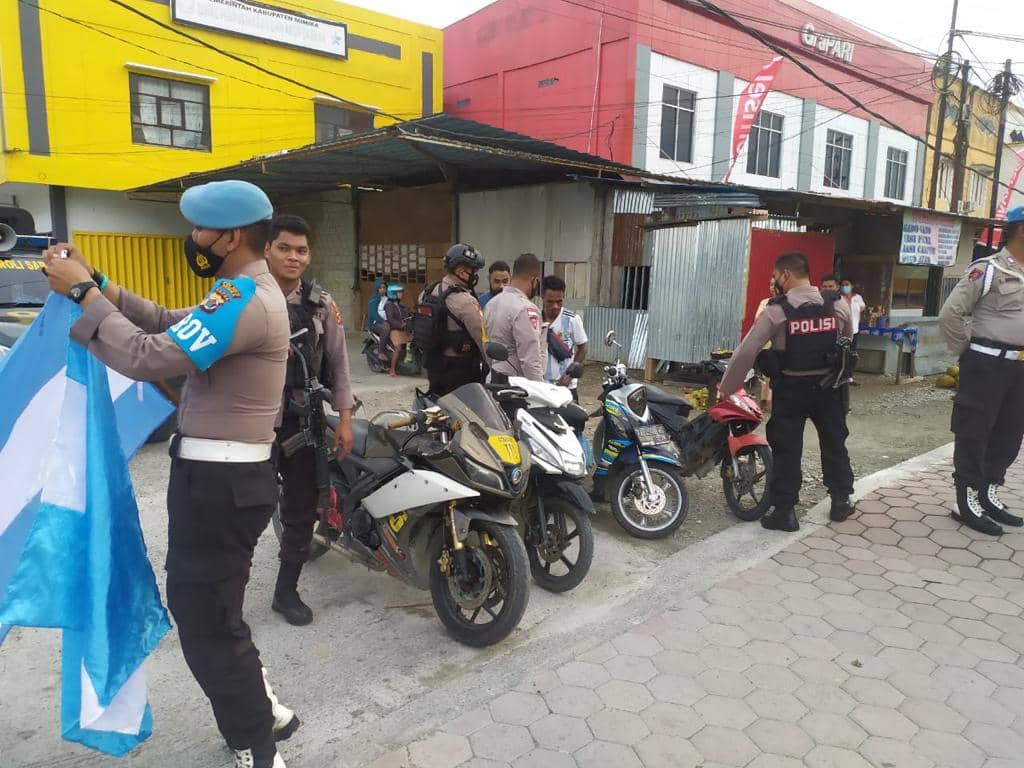 Polres Mimika saat mengamankan konvoi sepeda motor
