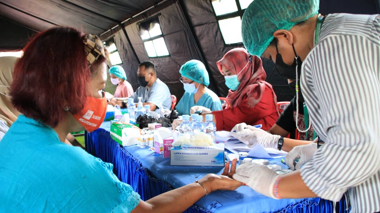 Warga sedang divaksin di Merauke