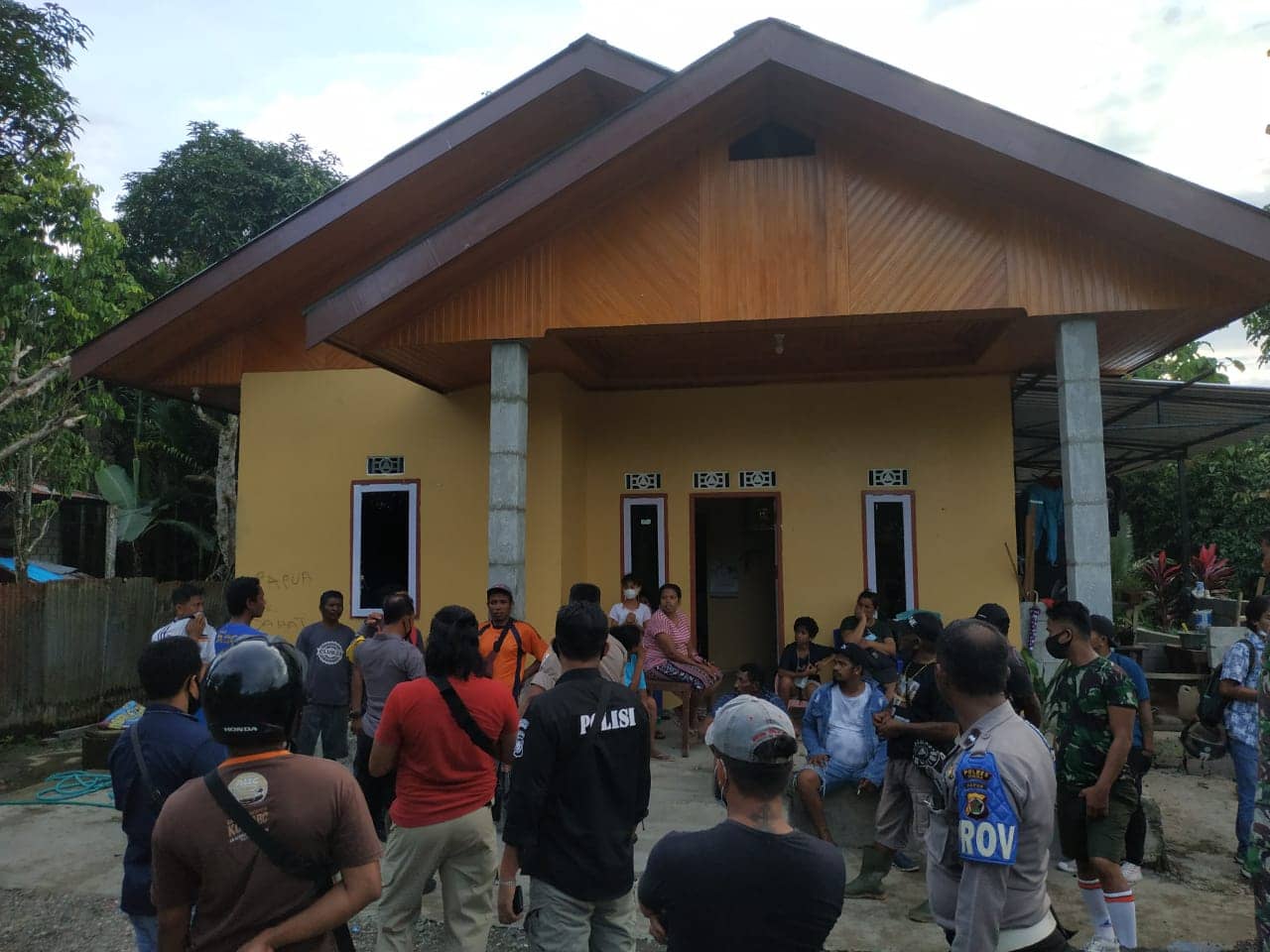 Polisi dan TNI berdialog dengan warga