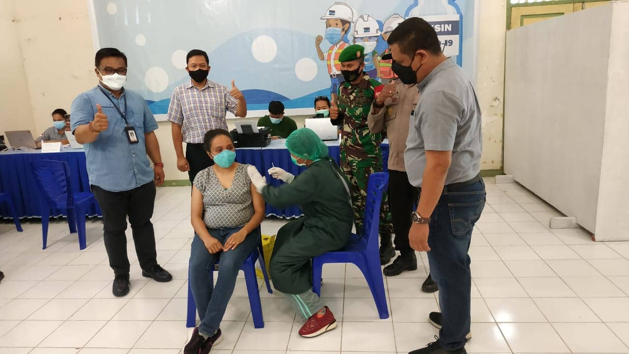 Vaksin massal karyawan, keluarga PTFI dan masyarakat umum di Kuala Kencana