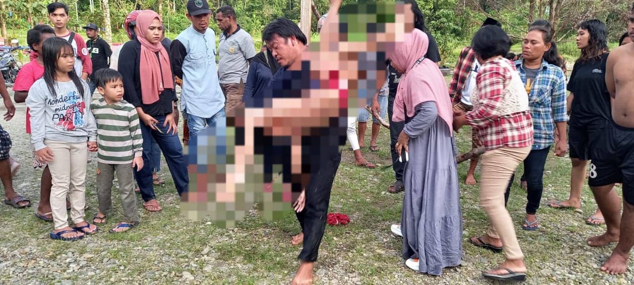 Ayahnya berusaha mengeluarkan air dari perut korban.