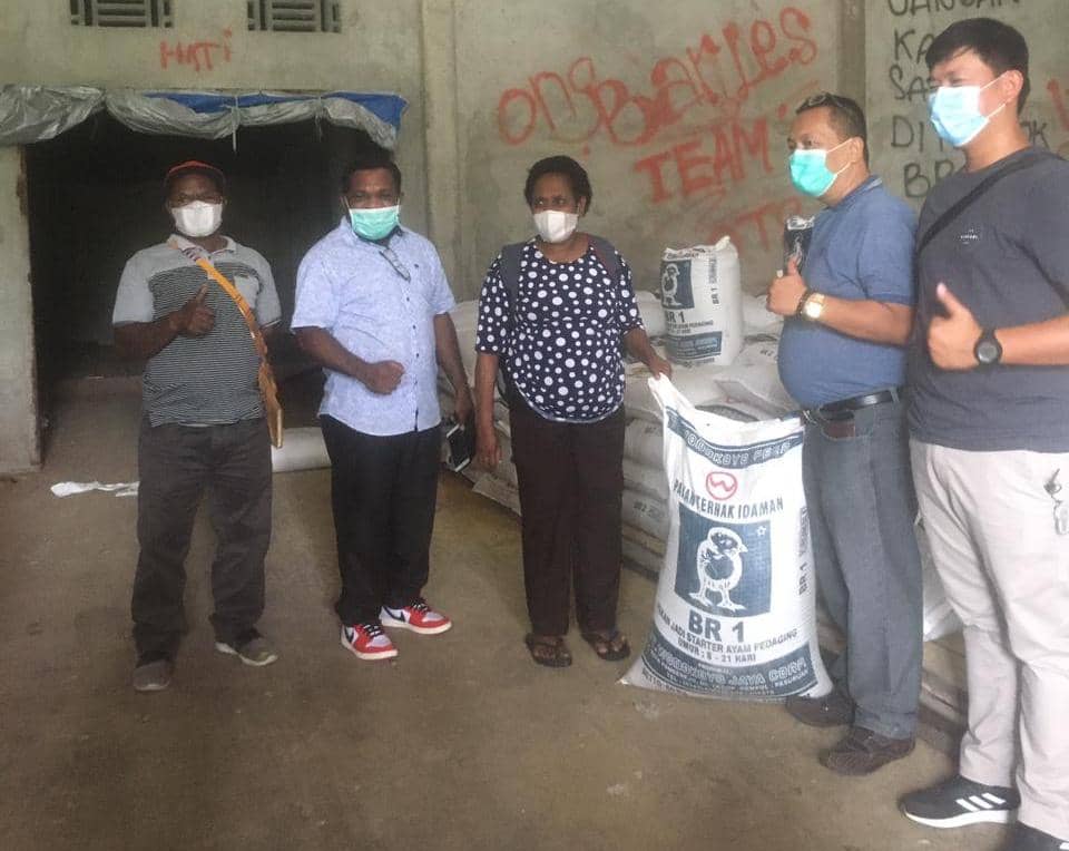 Anggota Komisi C DPRD Mimika Drs Leonardus Kocu menyalurkan 2.900 DOC (anak ayam potong) serta 117 karung pakan. Bantuan itu dianggarkan melalui dana Pokok Pikiran (Pokir) Dewan pada Dinas Peternakan Kabupaten Mimika.