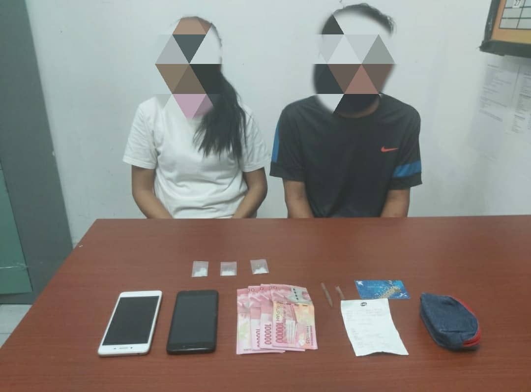 Pasangan suami istri yang membawa narkoba