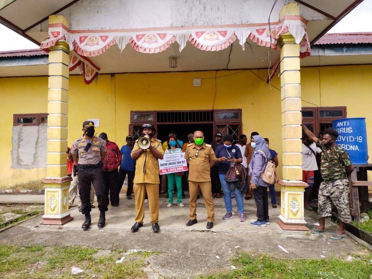 Penyerahan BLT warga Kampung Nawaripi.