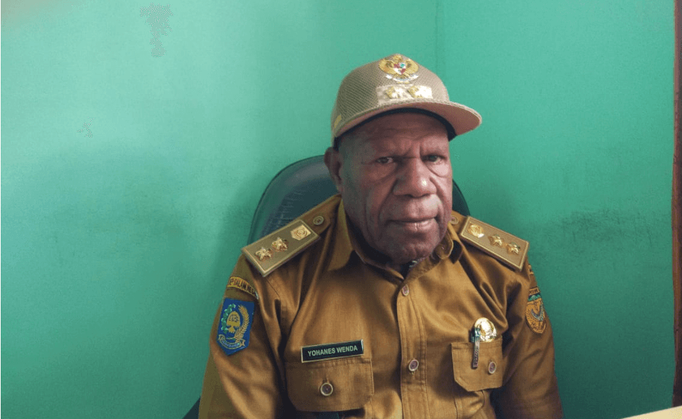 Kepala Kelurahan Kebun Sirih, Yohannes Wenda