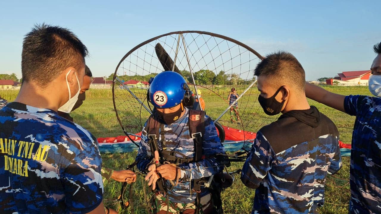 Latihan Paramotor di Bandara Mopah