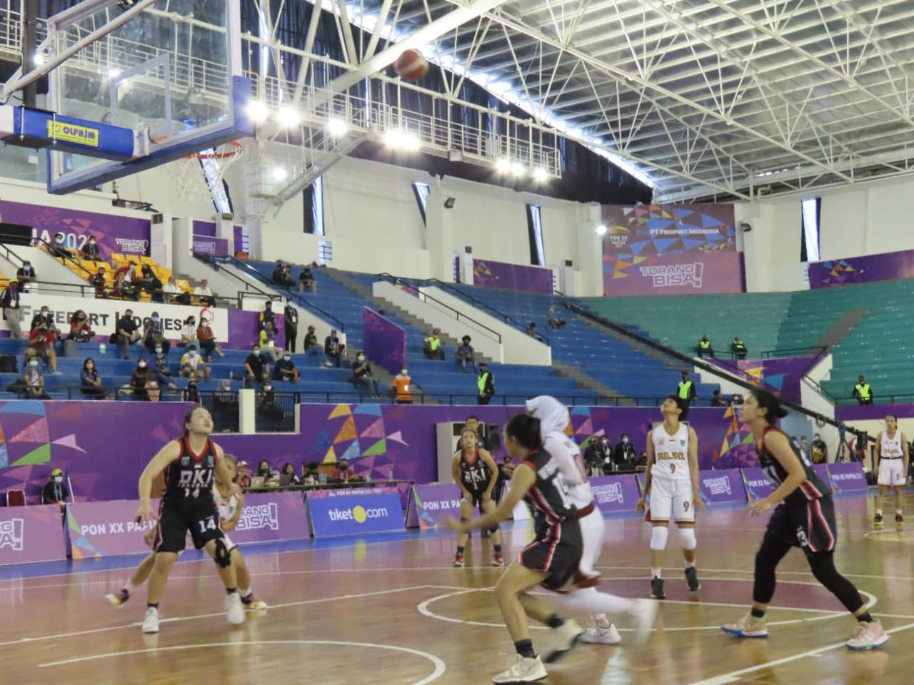 Pebasket putri Sulawesi Selatan Sabrina A.R. Sandewang (nomor 12) melakukan tembakan three point, pada laga versus Tim Basket DKI Jakarta, Kamis (30/09/2021), di Venue Basket Mimika Sport Complex, Jalan Charitas SP2. Tim Ewako menang skor 66-56 atas anak-anak Betawi. Foto: Humas PPM/Victory Tobias.