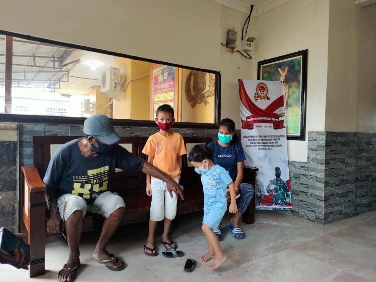 Korban saat melapor di Polsek Miru.