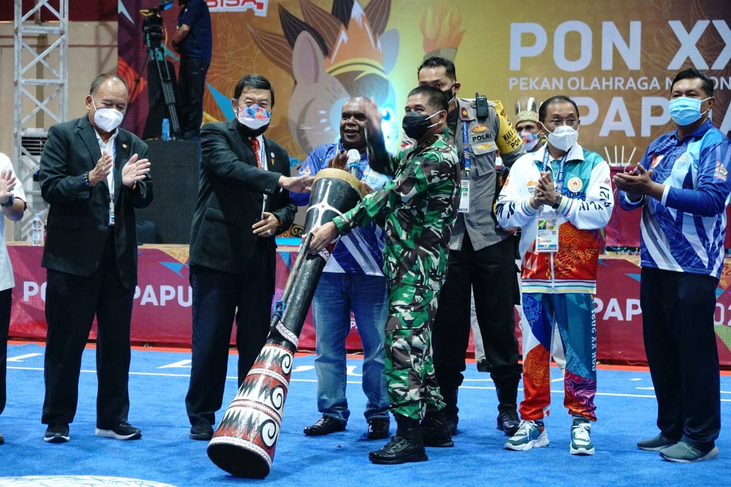 Bupati Merauke membuka pertandingan Wushu dengan menabuh Tifa