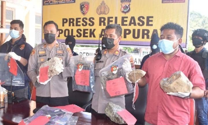 Kapolsek Abepura AKP Lintong Simanjuntak saat beri keterangan terkait pengungkapan tiga kasus pembunuhan di wilayahnya