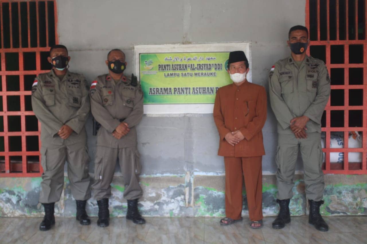 Penyerahan bantuan sembako