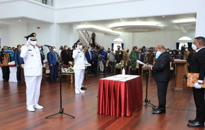 Pasangan John Tabo-Ever Mudumi yang dilantik Gubernur Papua Lukas Enembe sebagai Bupati dan Wakil Bupati Mamberamo Raya di Gedung Negara Jayapura pada Senin (13/9)