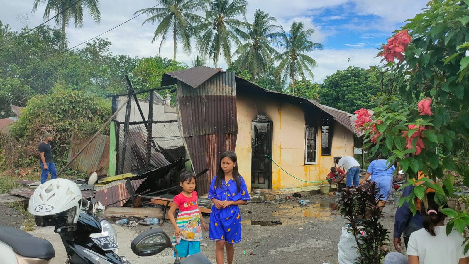 Kios dalam keadaan hangus terbakar.