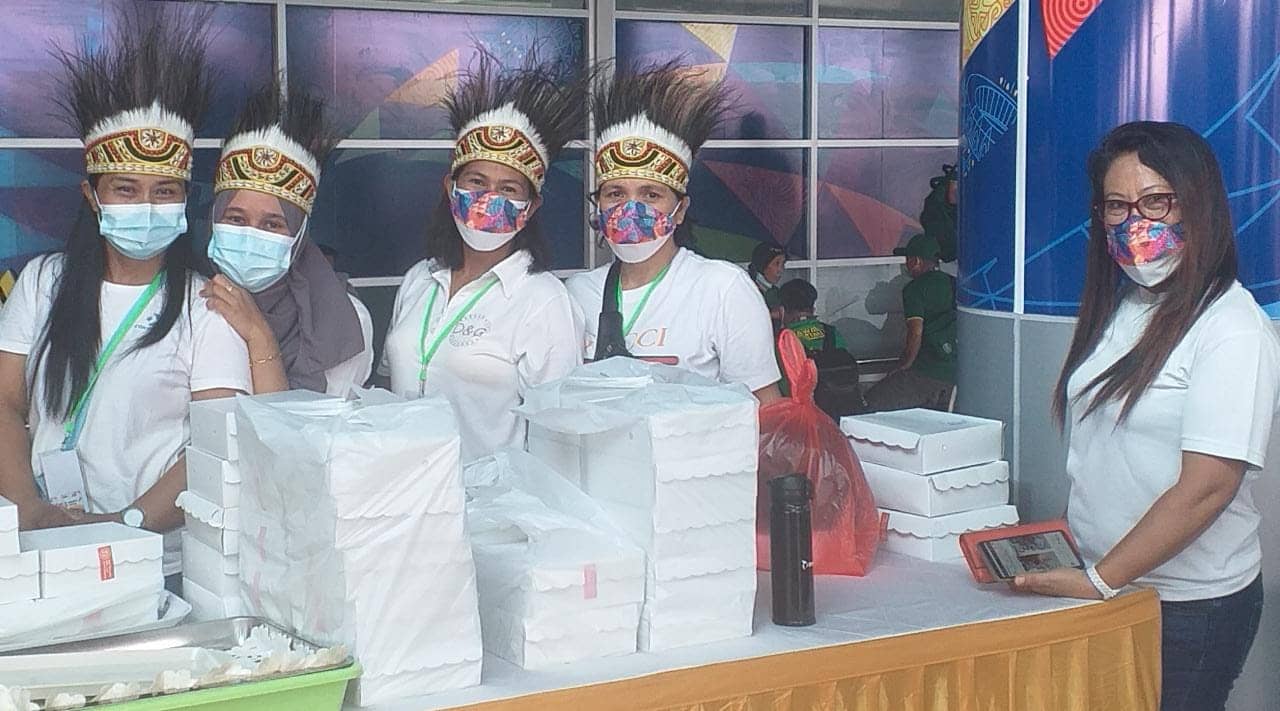 Setiap kontingen yang tiba di Bandara Mozes Kilangin Timika akan disuguhkan snack. Tampak anggota PKK Mimika yang bertugas membagikan snack.
