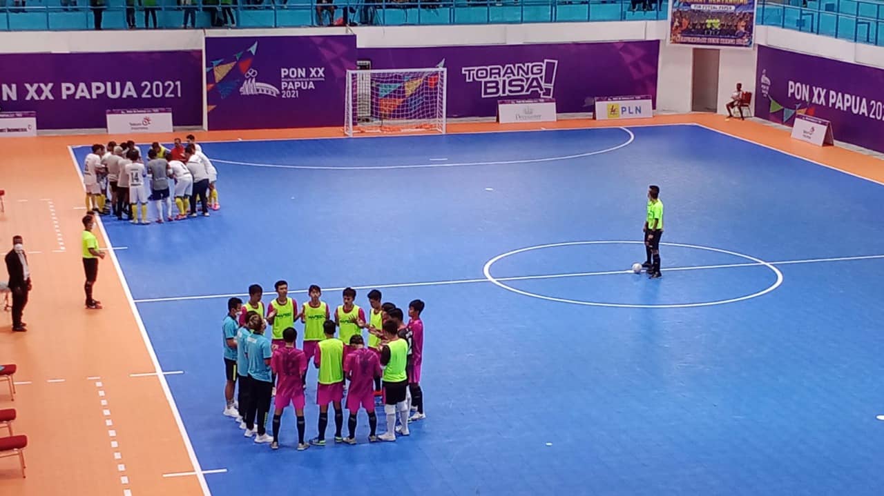 Tim Futsal Putra Banten (Ungu) dan Jatim (Putih) sebelum memulai babak kedua di GOR Futsal PON XX Papua Klaster Mimika, Senin (27/9/2021)/FOTOGRAFER : HUMASPPM/FACHRUDIN AJI