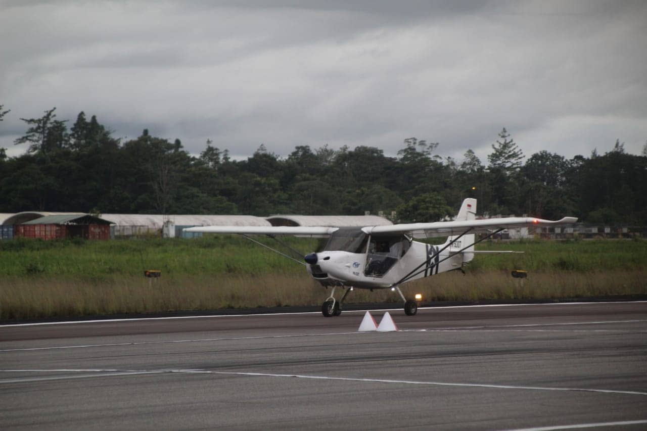 Pesawat skyranger microlight yang digunakan untuk menarik gilder atau pesawat layang dalam cabang olahraga terbang layang pada Pekan Olahraga Nasional ke XX Tahun 2021 di Timika, Kabupaten Mimika, Papua./FOTOGRAFER : EVAN SOENARIE/HUMASPPM) PENGHUBUNG : HUSYEN OPA : 082190721603