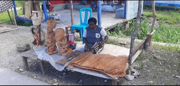 Caption : Foto: Repro dari Akun Pakris Umbora Salahsatu seniman lapak yang digunakan oleh Seniman Kamoro untuk menggelar karya seninya di Kampung Mware.