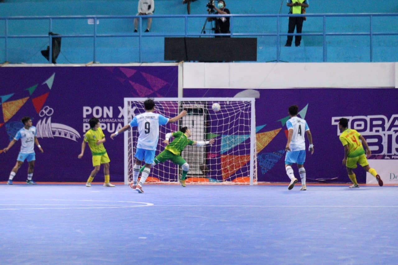 Selebrasi Tim Nusa Tenggara Barat setelah berhasil mengalahkan Sumatera Utara dengan skor 4-0 di Vanue Futsal PON XX Klaster Mimika, Jalan Poros SP5, Rabu (29/9/2021) Foto: Humas PPM/ Sahirol