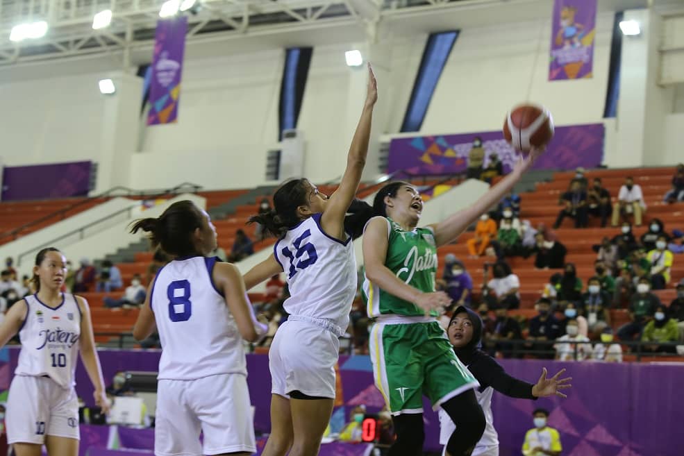 Tim basket putri sedaratan yang masih bertetangga, Jawa Tengah (Jateng) dan Jawa Timur (Jatim) mulai berlaga pada babak penyisihan perhelatan Pekan Olahraga Nasional (PON) XX Papua Klaster Mimika, yang berlangsung di Mimika Sport Compleks (MSC) SP 2 Timika - Papua, Rabu (29/09)