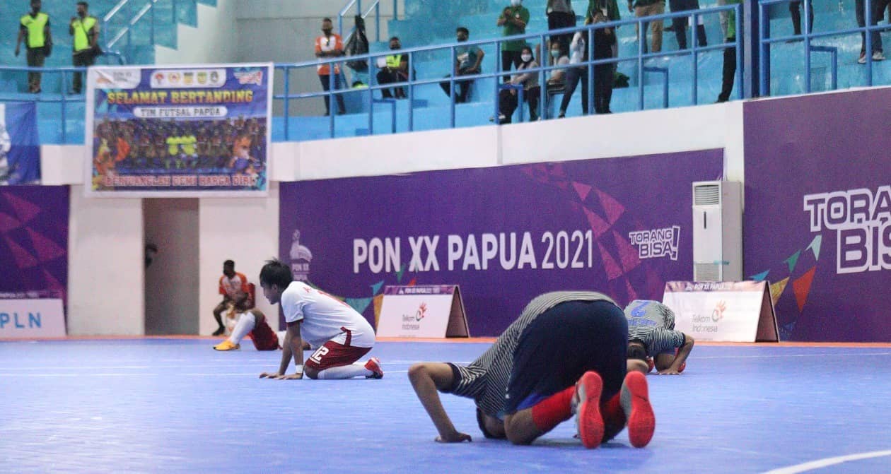 Penjaga Gawang Tim Futsal Jawa Timur, Muhammad Ulul Arham selebrasi setelah menang melawan Maluku Utara di Vanue Futsal PON XX Klaster Mimika, Jalan Poros SP5, Senin (28/9/2021) Foto: Humas PPM/ Sahirol