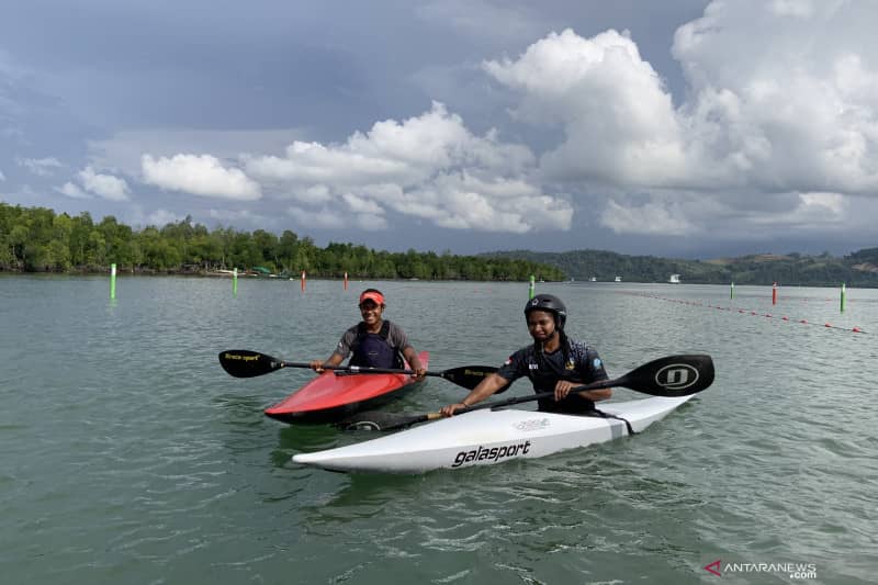 Atlet Papua berlatih di arena dayung Pekan Olahraga Nasional (PON) XX Papua yang berlokasi di Teluk Youtefa, Jayapura