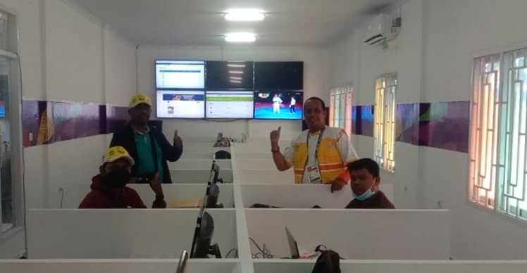 Para wartawan yang tergabung dalam Humas PPM Sub PB PON Klaster Mimika sedang berada di ruangan redaksi di Media Center Sub Klaster Mimika di Jalan C Heatubun, Kelurahan Kwamki Distrik Mimika Baru, Mimika, Rabu (6/12/2021)/Foto : HumasPPM