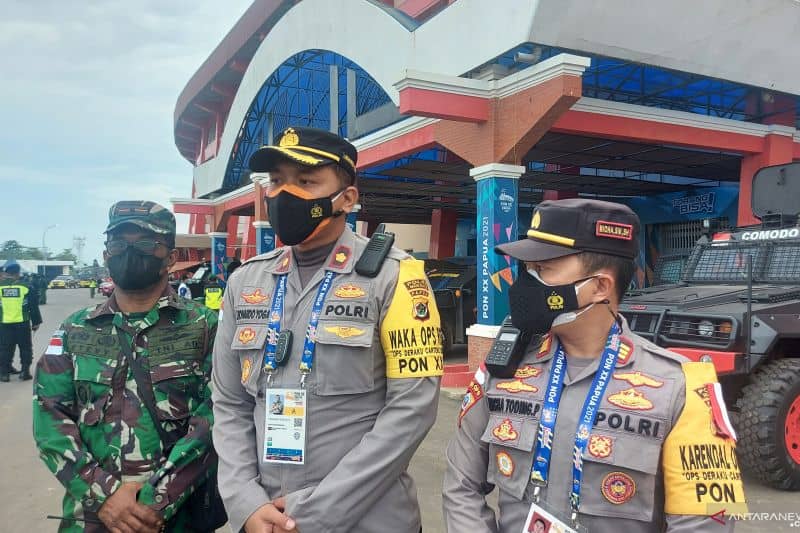 Wakapolres Merauke Kompol Leonardo Yoga (tengah) saat ditemui di Stadion Katapal, Merauke, Senin (11/10/2021